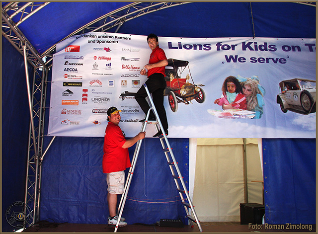 2010_06_05_9553.jpg - Bühnenaufbau für unsere jährliche Benefizveranstaltung "Lions for Kids on Tour" am Neuen Kranzler Eck