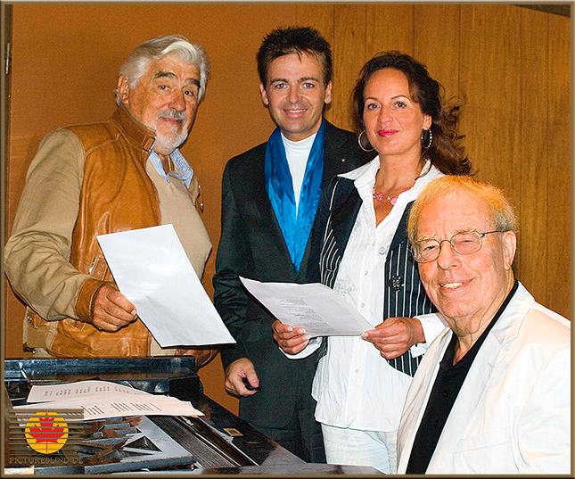 _8271703.jpg - Mario Adorf, Jürgen Sendel, Texterin Claire Din und Komponist Prof. Christian Bruhn, Aug. 2009 im Hamburger Tonstudio