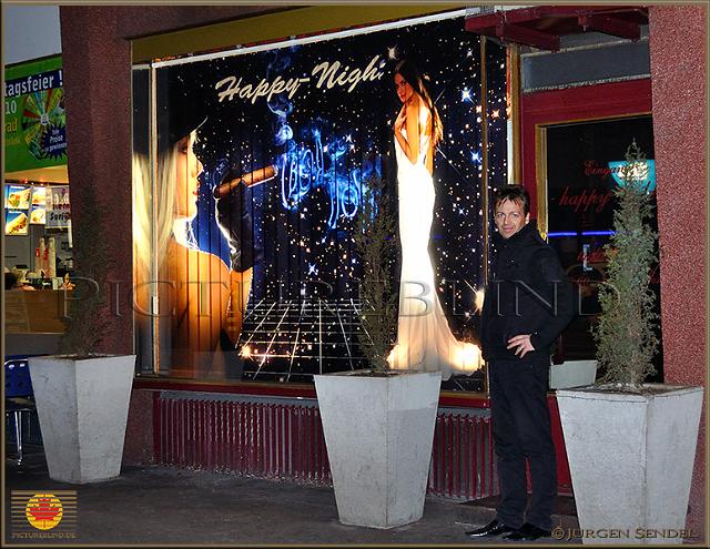 Happy-Night_DSC_0578.jpg - Nachtclub in der Schweiz;  geliefert und montiert durch  Jürgen Sendel, März 2010<, Hinterleuchtung dieses Vorhangs erfolgt hier mit sechs herkömmlichen Leuchtstoffröhren, welche an der Wand 20 cm direkt hinter den Lamellen angebracht sind.