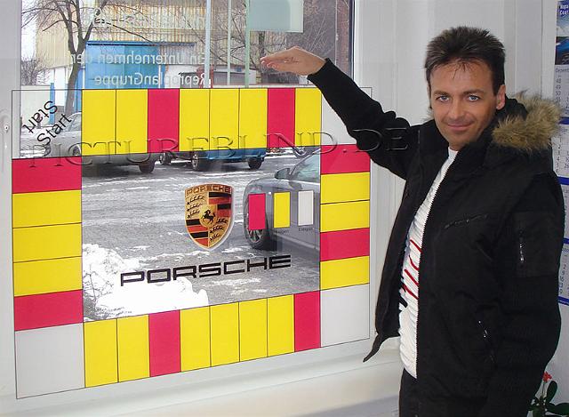 Porsche_Spielplan_1_600.jpg - "Monopoly-Spielfeld" für die Porsche AG, Plattendirelktdruck auf Acrylglas; farbige Flächen wurden zusätzlich mit Weiß hinterdruckt