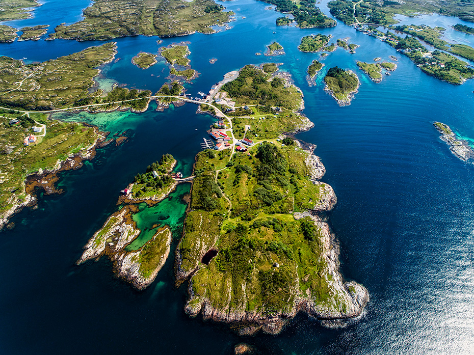 Luftbild einer "Campinginsel" in der Nähe der Atlantikstraße in Norwegen